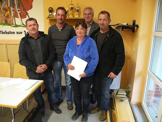 Der neugew&auml;hlte Ortsrat mit B&uuml;rgermeister Gerd Reinhardt (Foto: Ilka K&uuml;hn)