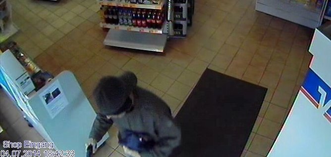 &Uuml;berfall auf Tankstelle (Foto: Polizei)
