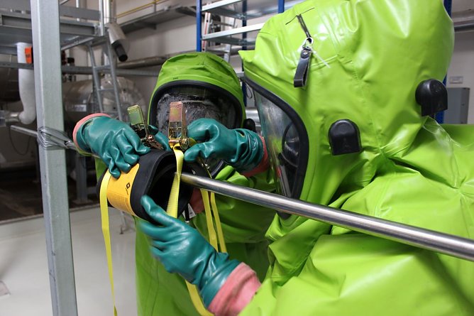 Gefahrgutzug übte: CSA-Trupp dichtet die angenommene Leckage ab (Foto: Feuerwehr Heiligenstadt) Gefahrgutzug übte: CSA-Trupp dichtet die angenommene Leckage ab (Foto: Feuerwehr Heiligenstadt)