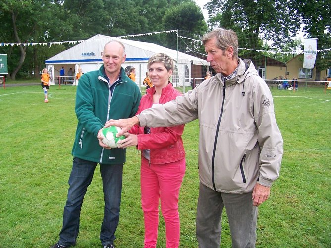 Beim S&uuml;dharz-Cup (Feldhandball-Turnier) in Nohra, wo Lydia Jakubisova den Ehrenanwurf ausf&uuml;hren durfte. (Foto: Sandra Arm)