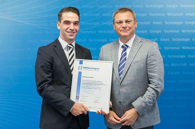 Urkunden&uuml;bergabe (Foto: NATh&uuml;ringen)