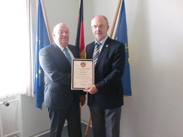 Urkundenübergabe (Foto: Christina Nolte) Urkundenübergabe (Foto: Christina Nolte)