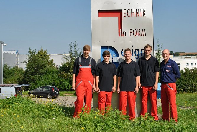Neue Azubis  (Foto: Uwe B&ouml;tticher)