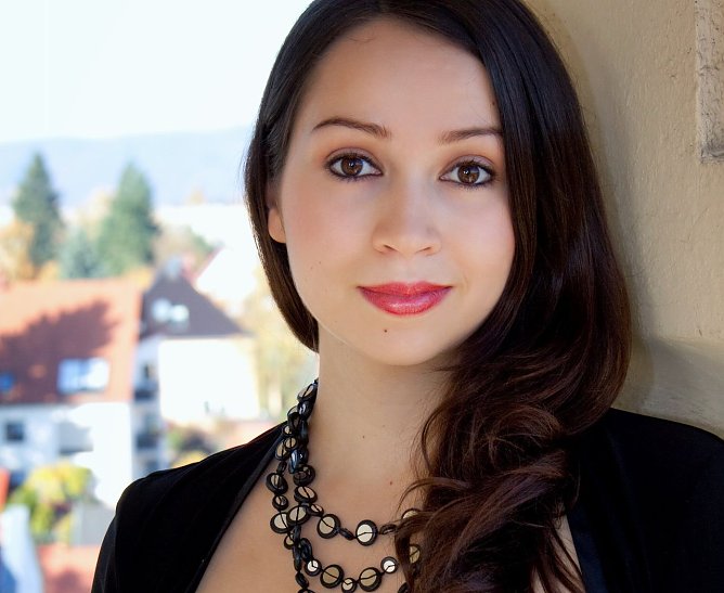 Elena Puszta singt in der Operngala Ausschnitte aus Manon (Foto: Anja Daniela Wagner) Elena Puszta singt in der Operngala Ausschnitte aus Manon (Foto: Anja Daniela Wagner)