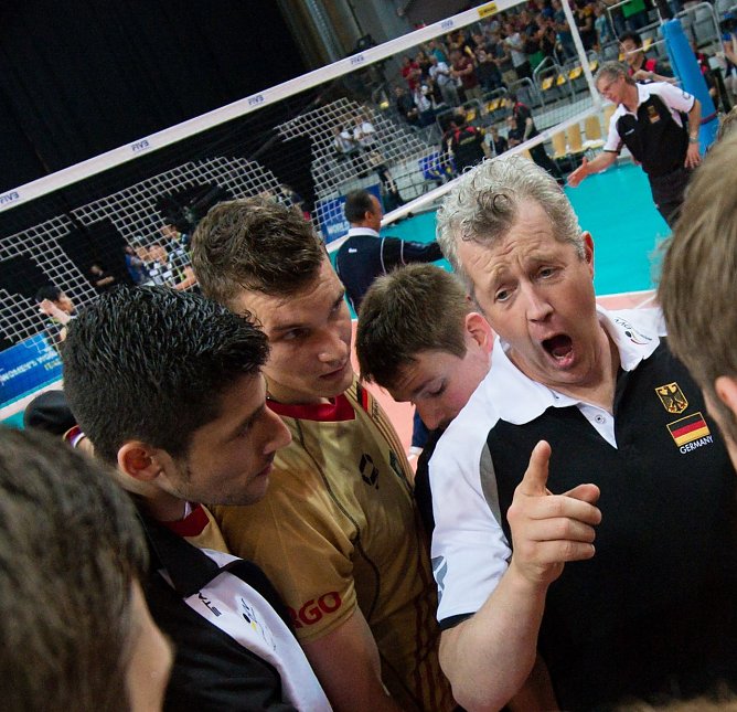 Bundestrainer Vital Heynen gibt die Richtung vor, seine Mannschaft h&ouml;rt aufmerksam zu (Foto: Conny Kurth/DVV)
