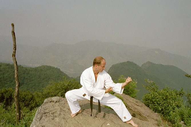 Joachim Retzek beim Training in den Bergen um Shaolin (Foto: D. Hesse)