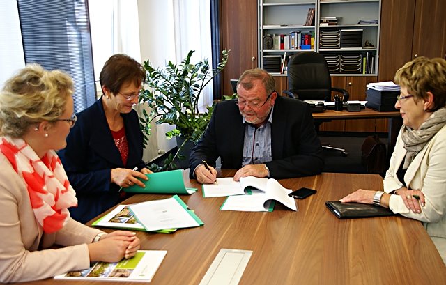 Vertragsunterzeichnung (Foto: Andrea Waldmann)