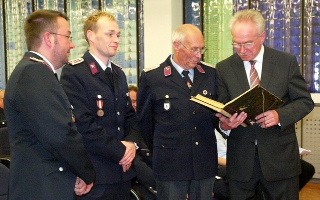 Heinz Hesse &uuml;bergab alte Schriften (Foto: Ilka K&uuml;hn)
