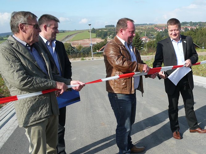 Bürgermeister zerschneidet Band (Foto: Ilka Kühn) Bürgermeister zerschneidet Band (Foto: Ilka Kühn)