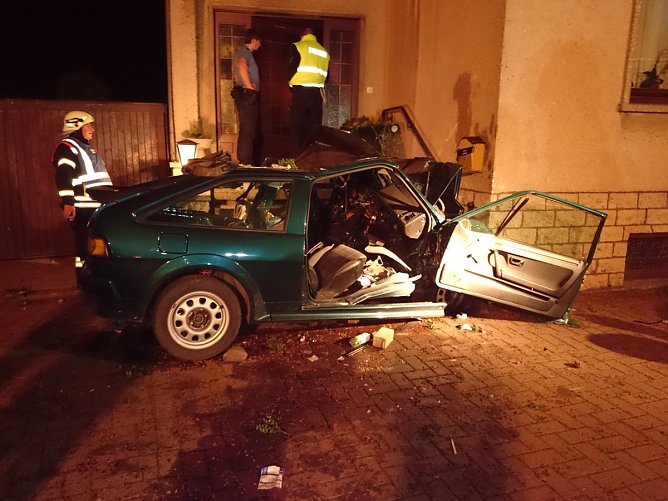 PKW kracht in Hauswand (Foto: Daniel Kunze)