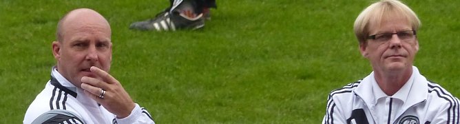 Hat er die richtige Taktik vorgegeben? J&ouml;rg Goslar (links) kurz vor dem Anpfiff (Foto: nnz)