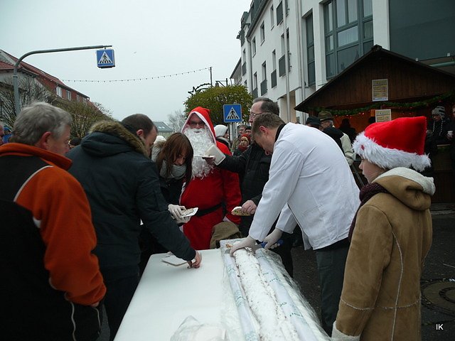 Anschneiden des Weihnachtsstollens (Foto: Ilka K&uuml;hn)