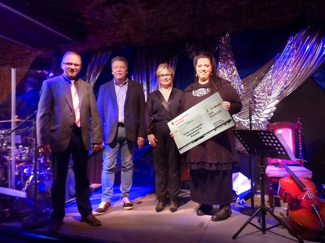 Spenden&uuml;bergabe (Foto: Andreas Schreiber)