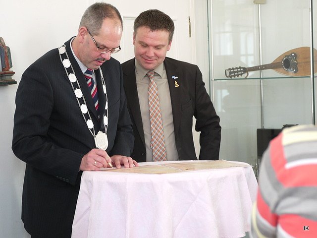 Unterzeichnung der Urkunde (Foto: Ilka K&uuml;hn)