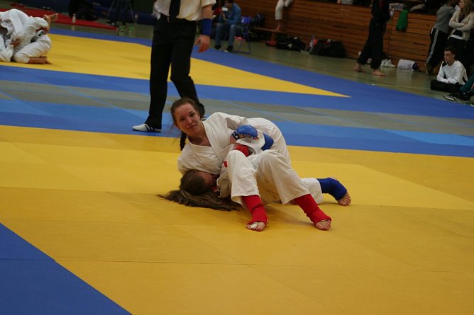 Tamara h&auml;lt ihre Gegnerin am Boden (Foto: Ju-Jutsu Verein Leinefelde)