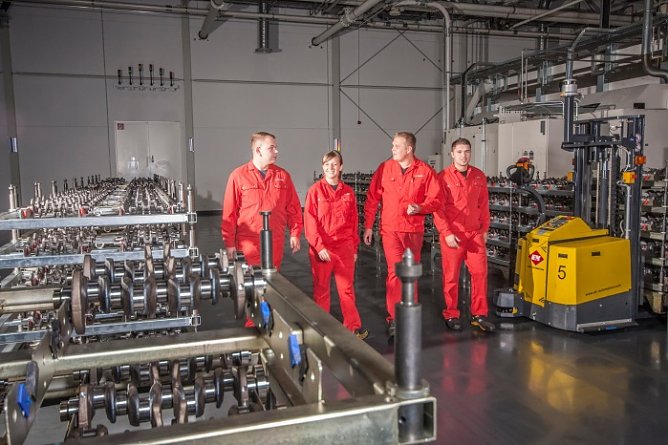 Auszubildende bei Feuer PowerTrain (Foto: FEUER powertrain GmbH & Co. KG)