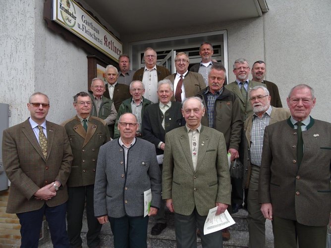 Jubilare und Geehrte mit Vorstand (Foto: Ehbrecht)