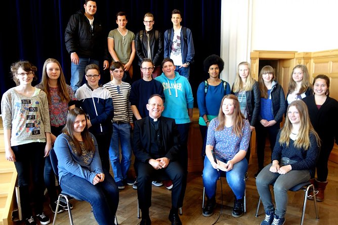 Bischof zu Besuch in der Bergschule (Foto: Ulrike Plath)