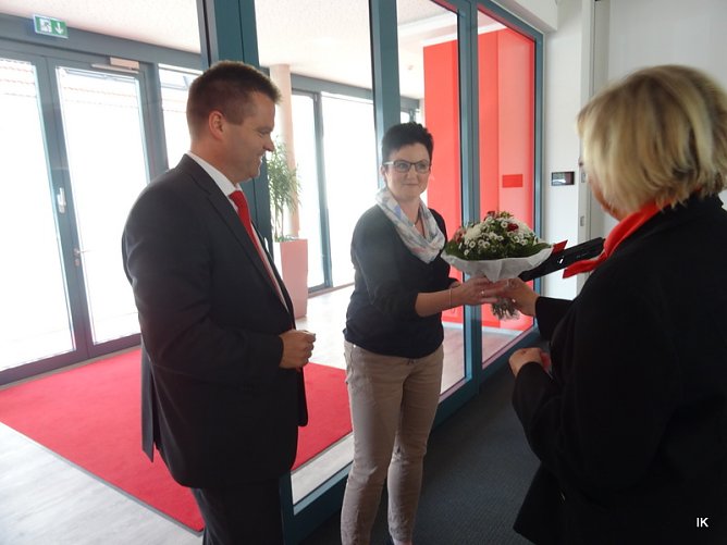 Silvana Otto erhält ihren Gutschein (Foto: Ilka Kühn) Silvana Otto erhält ihren Gutschein (Foto: Ilka Kühn)