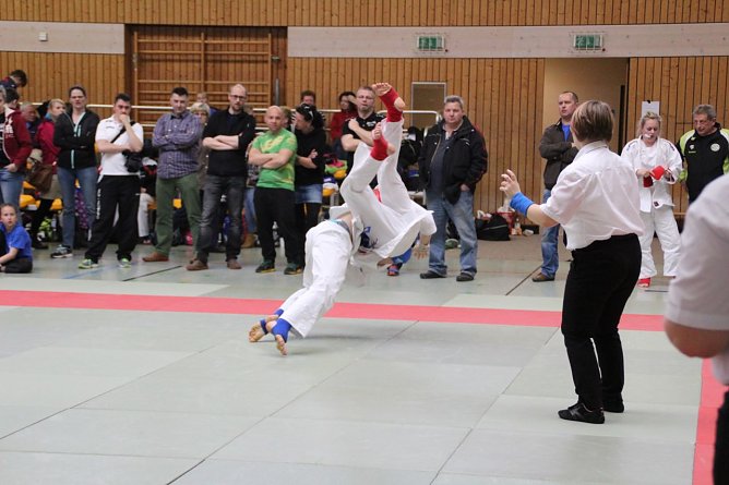 Oliver bringt seinen Gegner mit einem Wurf zu Boden (Foto: Gerald Eckert)
