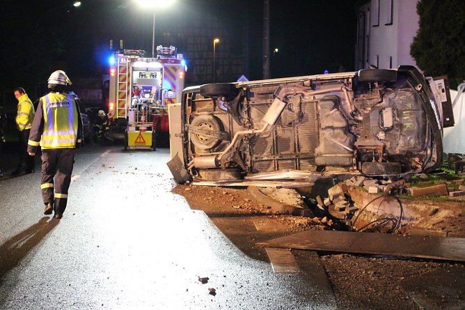 Unfall mit Kleinbus (Foto: Feuerwehr Heiligenstadt) Unfall mit Kleinbus (Foto: Feuerwehr Heiligenstadt)