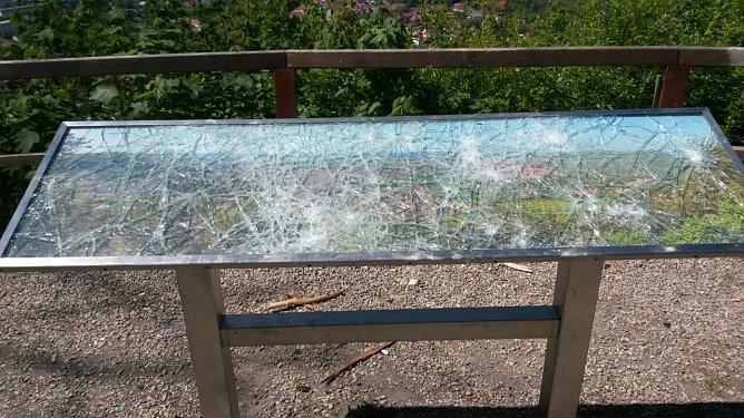 Schautafel zerstört (Foto: Elke Sagorski) Schautafel zerstört (Foto: Elke Sagorski)