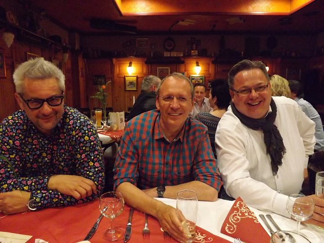 Jens Laa&szlig; und Maik Scholkowskiy (v. l.) von der ARGE M&uuml;hlh&auml;user Pflaumenbl&uuml;te und Sponsor Axel Mosig beim Dankesch&ouml;nabend im Vorfeld des Festes. (Foto: Foto: Mix)