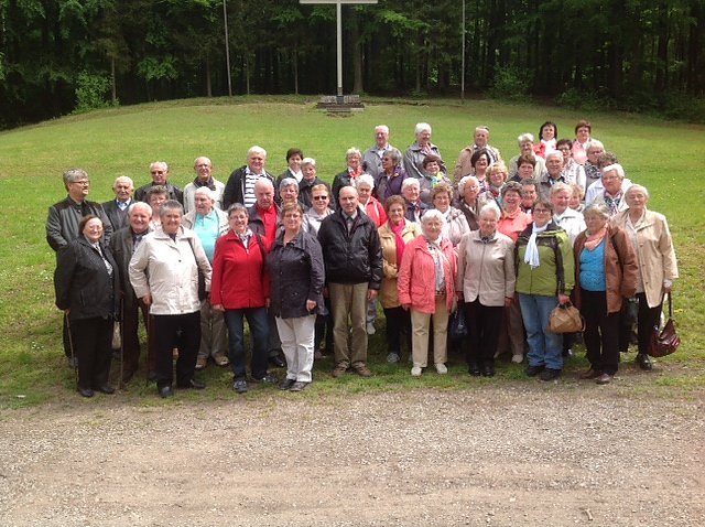 Gruppenbild im Kl&uuml;schen Hagis vor dem erneuerten Holzkreuz (Foto: Theresia Drust)