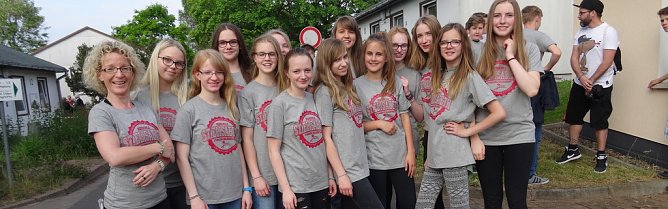 Neue T-Shirts f&uuml;r die 8b (Foto: Ilka K&uuml;hn)