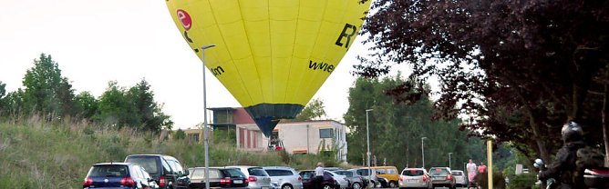 Ballon landet neben der Kirche (Foto: Alex K&uuml;hn)