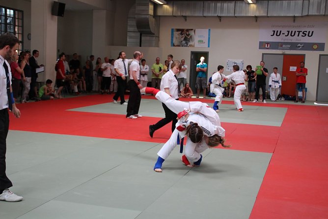 Madlen (rot) bei Wurftechnik (Foto: Ju-Jutsu Verein)