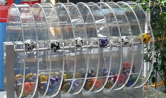 Ziehung Lose PS-Los-Sparen (Foto: Karl-Heinz Herrmann) Ziehung Lose PS-Los-Sparen (Foto: Karl-Heinz Herrmann)