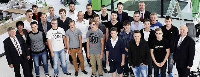 Erfreut pr&auml;sentiert Helmut Peter (rechts) seine neuen Auszubildenden. Links: die Ausbildungsleiter Achit T&ouml;lle und Kornelia Zennecke, hinten rechts: Fachschaftsleiter Rainer Sturm. Sie alle arbeiten Hand in Hand. (Foto: H. Fischer (AHP))