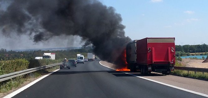 Brennender Lkw (Foto: Th. Brandt)