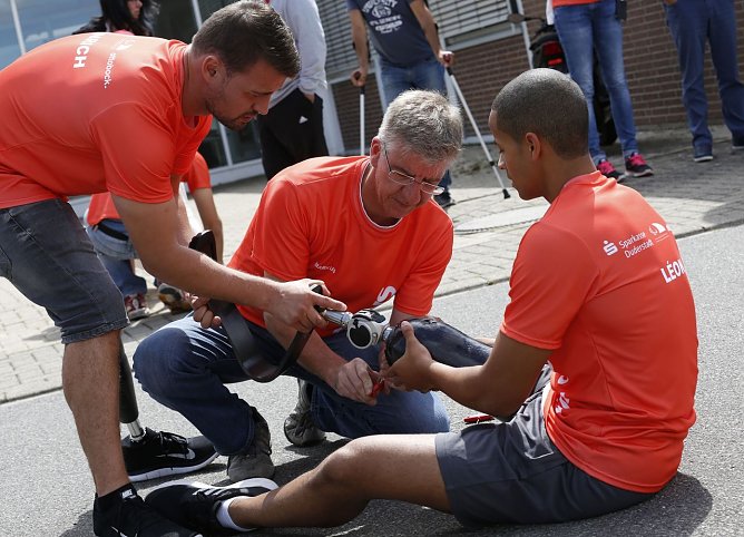 Heinrich Popow, Orthop&auml;dietechniker Markus Goldmann und Leon Sch&auml;fe (Foto: Ottobock)