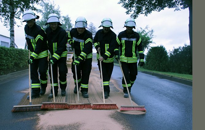 &ouml;lspur beseitigen (Foto: Feuerwehr Heiligenstadt)