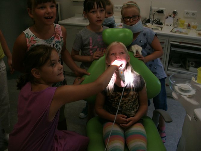 Beim Zahnarzt (Foto: Hort Fuhlrottschule)