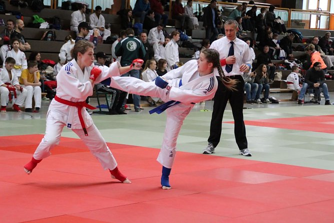 Madlen bei einem Kampf (re). (Foto: Ju-Jutsu Verein)