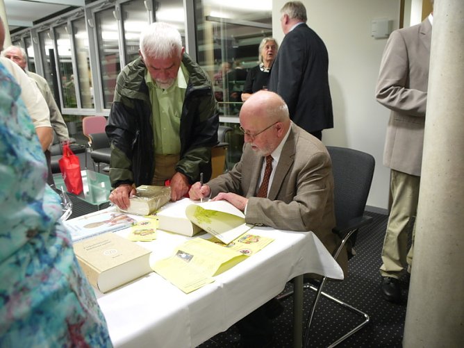 Der Autor beim Signieren (Foto: Ilka K&uuml;hn)