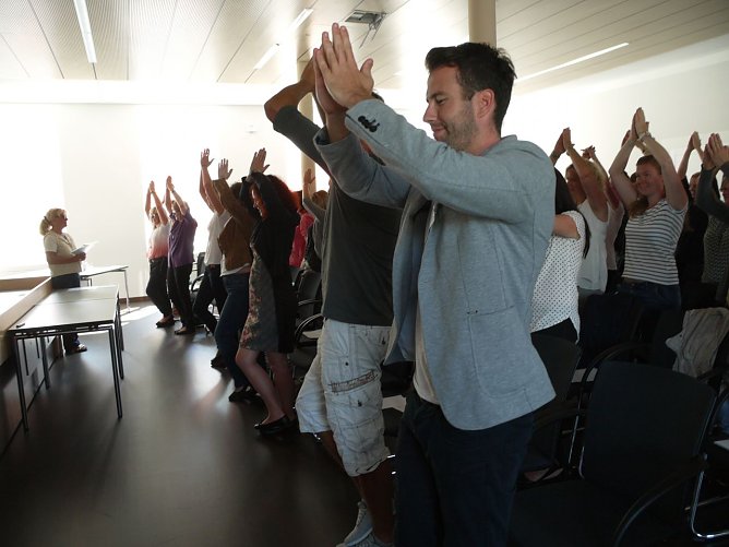 Gleichgewichtsübungen im Hauptvortrag (Foto: Ilka Kühn) Gleichgewichtsübungen im Hauptvortrag (Foto: Ilka Kühn)