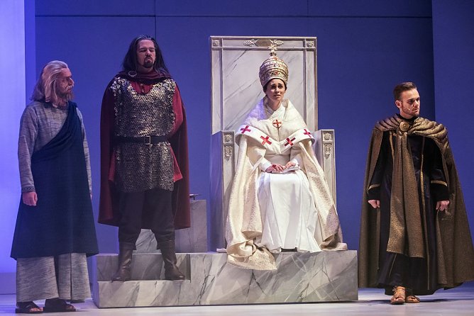 Thomas Kohl (Aeskulapius), Patrick Stanke (Gerold), Femke Soetega (Die P&auml;pstin), David Ro&szlig;teutscher (Anastasius) in Die P&auml;pstin (Foto: Roland Obst)