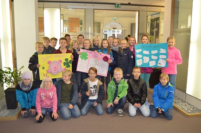 Deko übergeben - Klasse 4a (Foto: Volksbank) Deko übergeben - Klasse 4a (Foto: Volksbank)