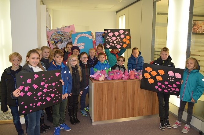 Deko übergeben - Klasse 4b (Foto: Volksbank) Deko übergeben - Klasse 4b (Foto: Volksbank)