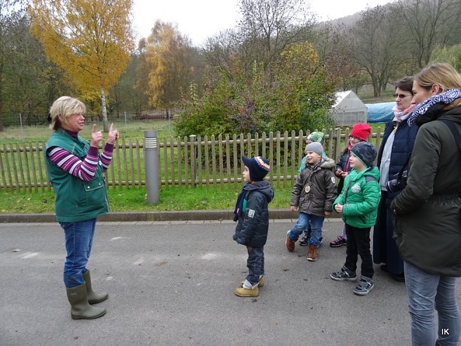Bettina Rothert erkl&auml;rt (Foto: Ilka K&uuml;hn)