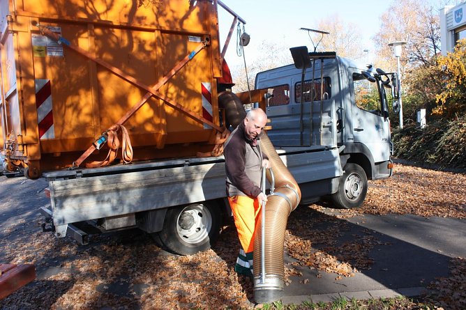 Ralf Vogeley mit dem Laubsauger (Foto: Elke Sagorski)