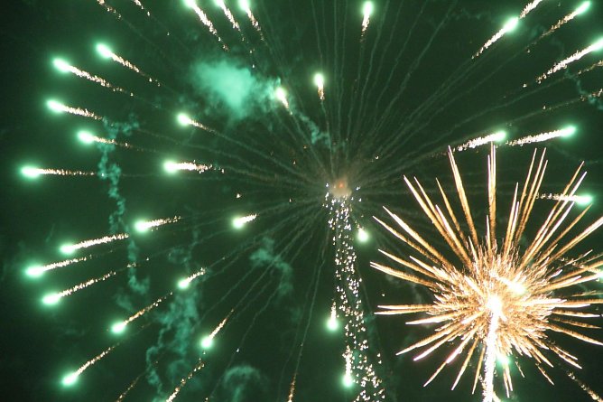 Mit B&ouml;llern und Raketen - ungetr&uuml;btes Silvestervergn&uuml;gen (Foto: Angelo Glashagel)
