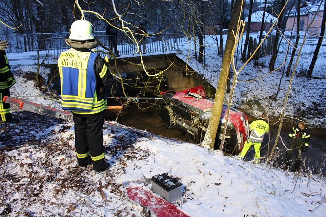 Im Bach gelandet (Foto: Feuerwehr Heiligenstadt)