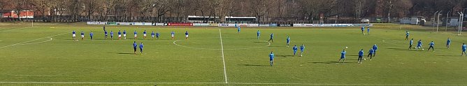 Blick auf den Platz - beide Teams machen sich warm (Foto: nnz) Blick auf den Platz - beide Teams machen sich warm (Foto: nnz)