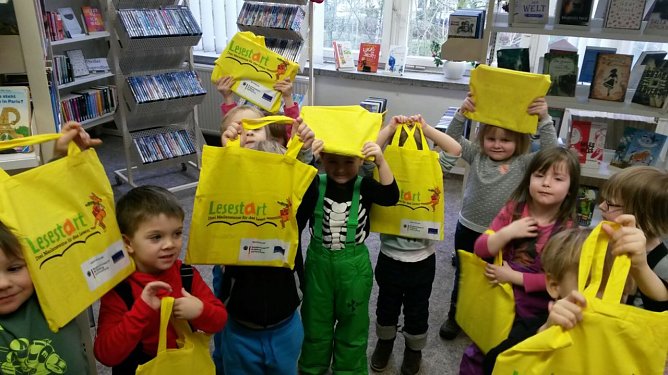 Zu Besuch in der Bibliothek (Foto: Privat)