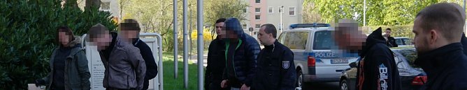 Verhaftet und Vorgef&uuml;hrt: Zweiter, F&uuml;nfter und Siebter von links (Foto: nnz)